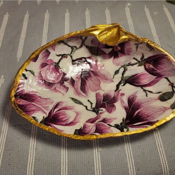 DECOUPAGE CLAM SHELL DECOUPAGE PURPLE FLOWERS ON A CLAM SHELL TRINKET DISH - Picture 4 of 9